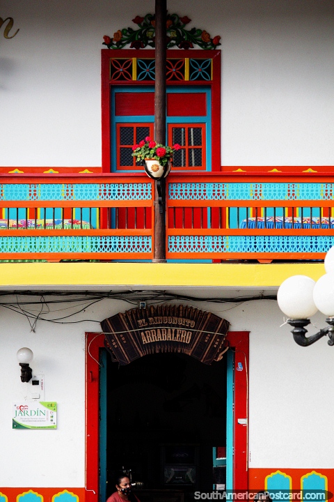 Los edificios en Jardin están pintados con colores brillantes y bien mantenidos. (480x720px). Colombia, Sudamerica.
