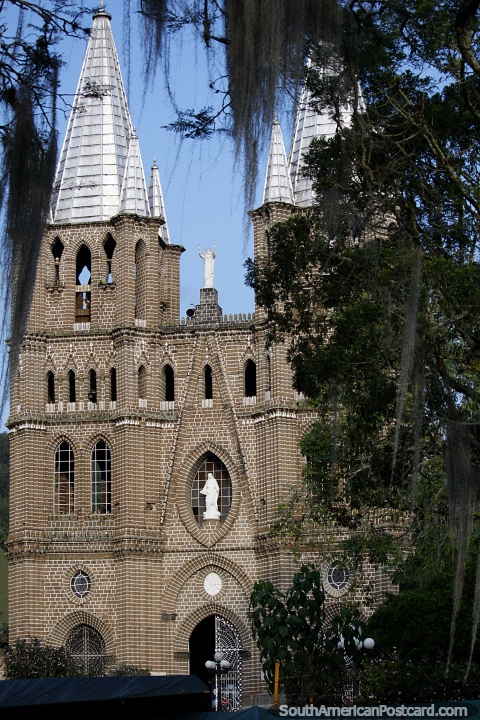 Baslica de la Inmaculada Concepcin, iglesia hecha de piedra tallada en 1872 en Jardin. (480x720px). Colombia, Sudamerica.
