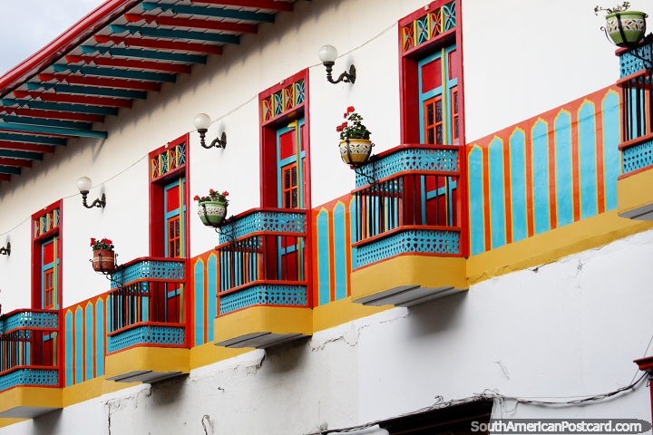 Los hermosos balcones de Jardin, con lámparas de luz, macetas y bonitos colores. (720x480px). Colombia, Sudamerica.