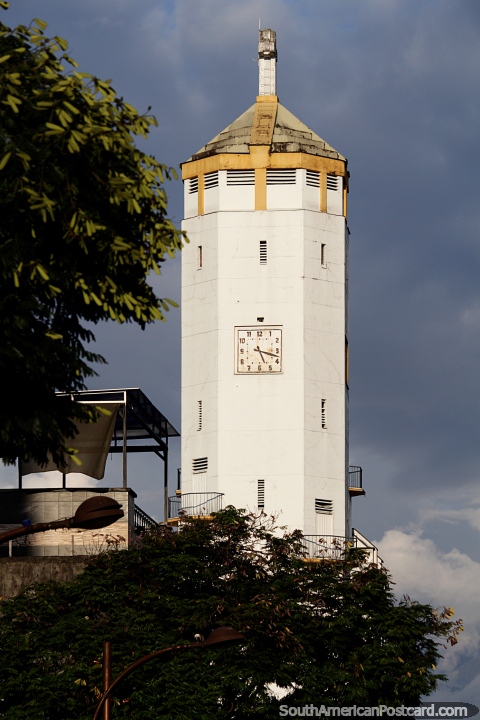 Torre del reloj blanco de la Iglesia La Valbanera en Pereira junto al Parque La Libertad. (480x720px). Colombia, Sudamerica.