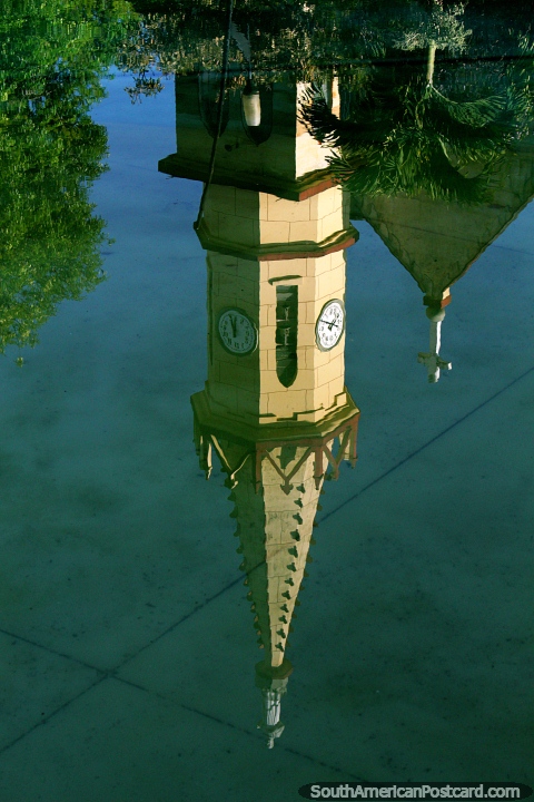 Iglesia San Antonio Maria Claret en Pereira con reloj, reflejo del campanario en el lago. (480x720px). Colombia, Sudamerica.