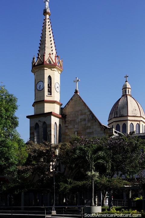 Igreja ao lado do Parque El Lago em Pereira - Igreja San Antonio Maria Claret. (480x720px). Colmbia, Amrica do Sul.