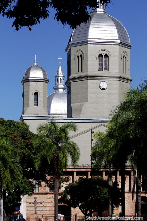 Catedral Pereira ao lado da Plaza Bolivar com cúpulas e campanários prateados. (480x720px). Colômbia, América do Sul.