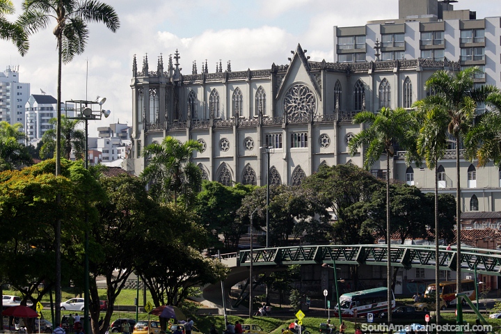 Igreja Nossa Senhora do Carmen ao lado de um parque com palmeiras e ponte pedonal em Pereira. (720x480px). Colômbia, América do Sul.
