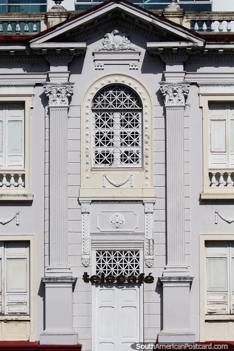 Edificio histórico de fachada gris construido en 1927 en Pereira. (480x720px). Colombia, Sudamerica.