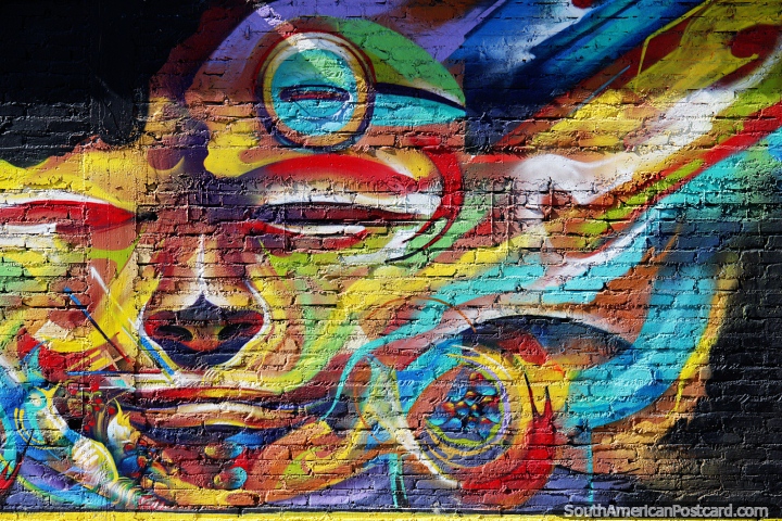 Rosto multicolorido pintado sobre tijolo, fantástico mural em Pereira. (720x480px). Colômbia, América do Sul.