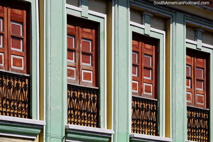 Edificio antiguo de madera con balcones idénticos con puertas en fila en Pereira. (720x480px). Colombia, Sudamerica.