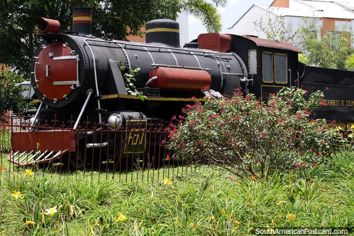 Tren negro y rojo en Pereira, la ciudad tiene una historia de ferrocarril. (720x480px). Colombia, Sudamerica.