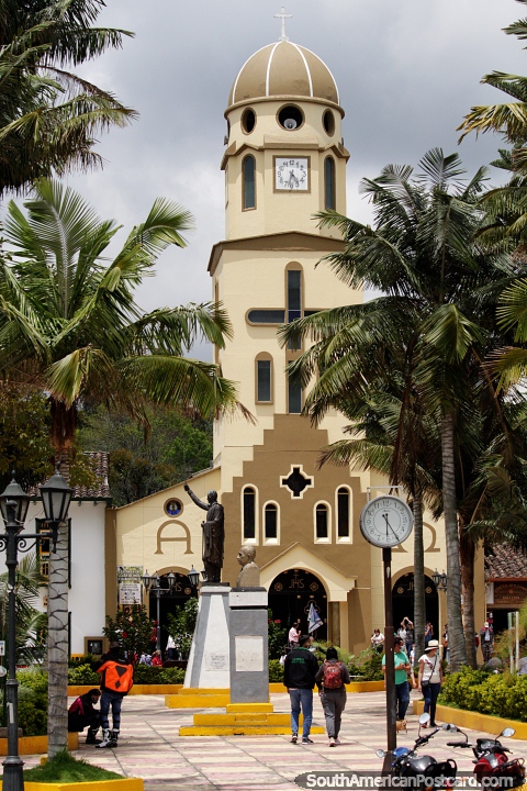 Nossa Senhora do Carmo, a igreja da Plaza Bolivar em Salento. (480x720px). Colômbia, América do Sul.