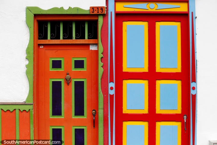 Portas pintadas com cores brilhantes, um destaque do Salento. (720x480px). Colômbia, América do Sul.