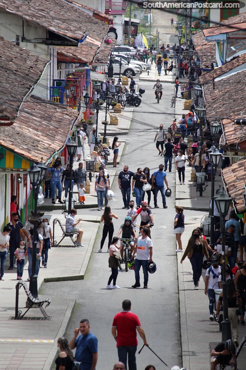 Rua principal popular em Salento, com muitas pessoas curtindo as lojas e pontos turísticos. (480x720px). Colômbia, América do Sul.