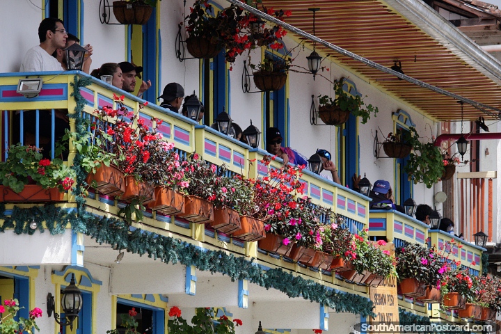 Restaurante en un balcón de madera con flores en el hermoso Salento. (720x480px). Colombia, Sudamerica.