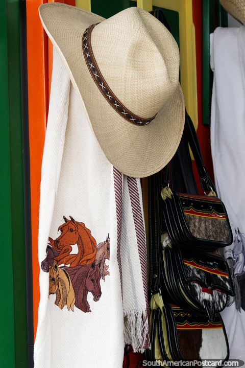 Chapéu e xale decorado com imagens de cavalos, bolsas de couro em uma loja em Salento. (480x720px). Colômbia, América do Sul.