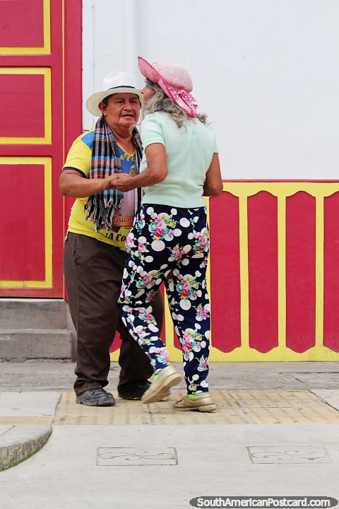 Pareja de vecinos de Salento bailan juntos en la calle. (480x720px). Colombia, Sudamerica.