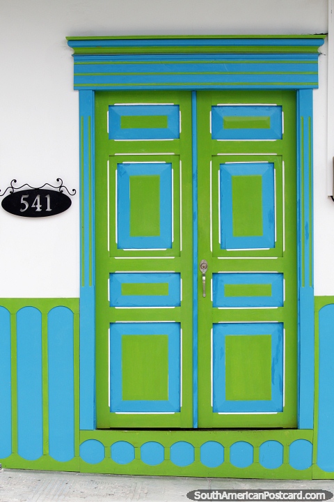 Fachada bonita com porta verde e azul em Salento no número 541. (480x720px). Colômbia, América do Sul.