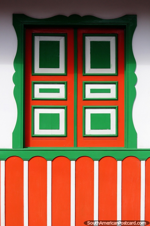 Una característica de Salento son las puertas y fachadas de colores, naranja y verde. (480x720px). Colombia, Sudamerica.