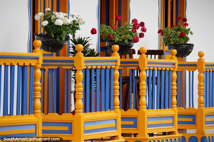 Balcones de madera y flores frescas decoran las encantadoras calles de Salento. (720x480px). Colombia, Sudamerica.