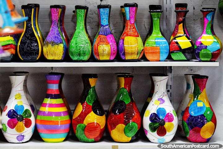 Urnas bellamente elaboradas y coloridas con diseños modernos en el centro de artes en Salento. (720x480px). Colombia, Sudamerica.