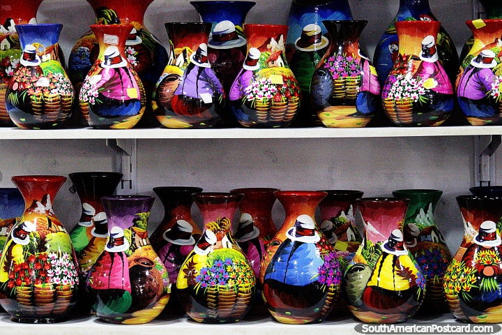 Jarrones / urnas pintadas con asombrosos detalles y colores en el centro de artes en Salento. (720x480px). Colombia, Sudamerica.