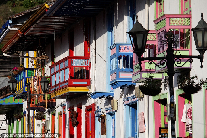 Ruas repletas de varandas coloridas, portas e flores em Salento. (720x480px). Colmbia, Amrica do Sul.