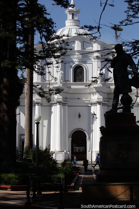 Catedral Basílica de Nossa Senhora da Assunção, impressionante igreja branca em Popayan. (480x720px). Colômbia, América do Sul.