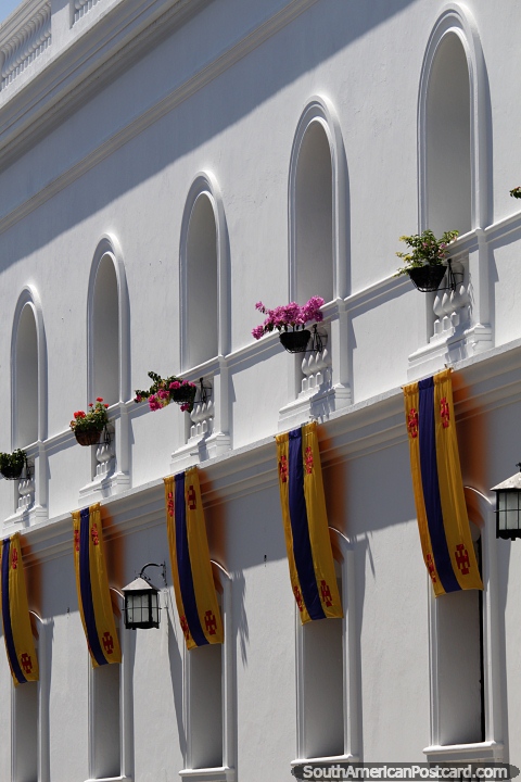 Hermosos arcos y flores, los edificios en Popayán están muy bien cuidados. (480x720px). Colombia, Sudamerica.