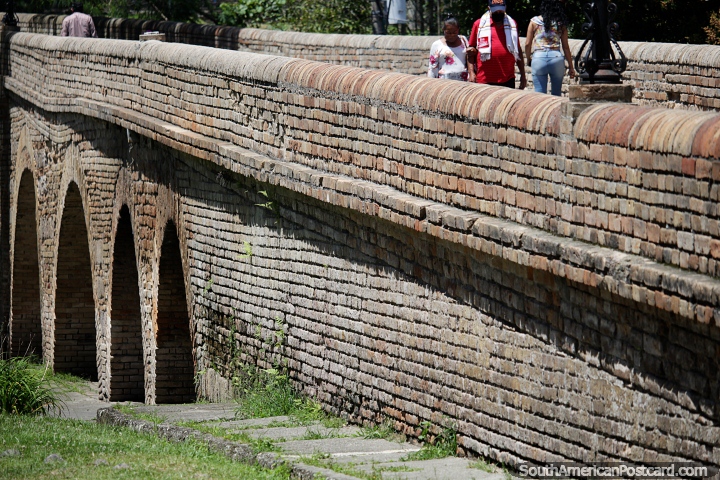 Ponte Humilladero, construída com 11 arcos em meados do século 19 em Popayan. (720x480px). Colômbia, América do Sul.