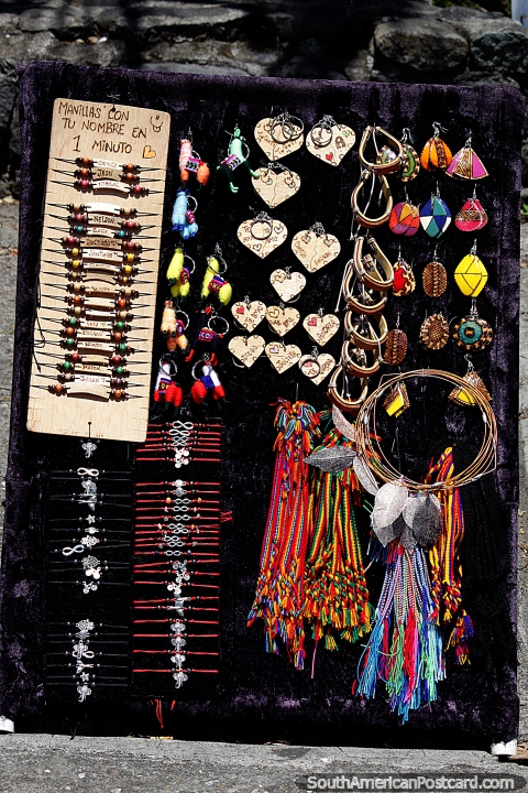 Brincos, pingentes e outras joias à venda na rua de Popayan. (480x720px). Colômbia, América do Sul.