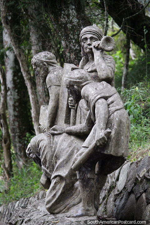 Homem sopra um cachimbo, 3 figuras de pedra ao longo do caminho para ver a Igreja de Belen em Popayan. (480x720px). Colômbia, América do Sul.
