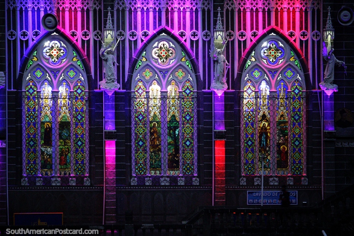 Tons de roxo, rosa e vermelho, o espetacular show de luzes e janelas em arco na igreja de Las Lajas. (720x480px). Colômbia, América do Sul.