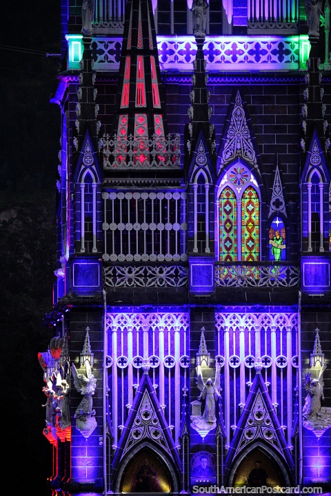 18h20 y el espectáculo de luces en la iglesia de Las Lajas está en pleno apogeo, ¡fantástico! (480x720px). Colombia, Sudamerica.