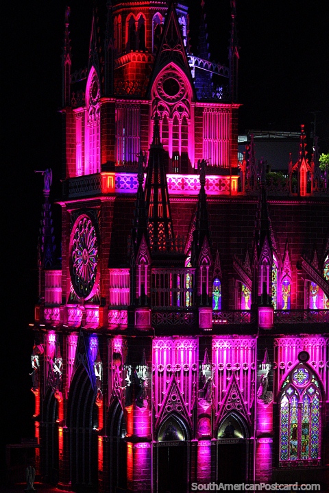 Você já viu uma igreja rosa? A famosa igreja gótica de Las Lajas em Ipiales. (480x720px). Colômbia, América do Sul.