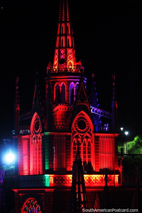 Campanário brilhando em vermelho, veja a incrível igreja Las Lajas à noite em Ipiales. (480x720px). Colômbia, América do Sul.