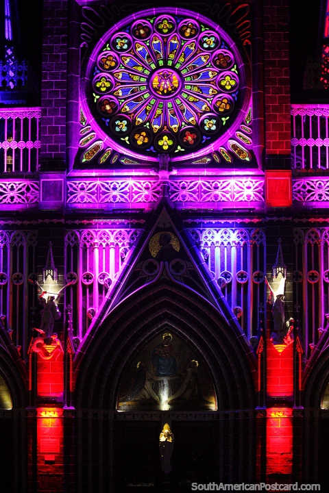 Porta da frente e vitral redondo da igreja de Las Lajas, bem-vindos. (480x720px). Colômbia, América do Sul.