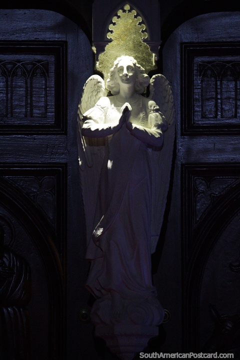 Anjo na porta, brilhando branco na porta de madeira da igreja Las Lajas. (480x720px). Colômbia, América do Sul.