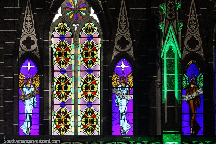 Com vitrais de anjos e tantos detalhes na fachada, principalmente  noite, a igreja Las Lajas. (720x480px). Colmbia, Amrica do Sul.
