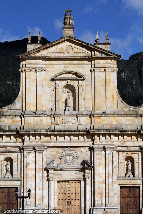 A 4ª e última construção da Catedral de Bogotá foi de 1807-1823 depois que um terremoto destruiu a 3ª. (480x720px). Colômbia, América do Sul.