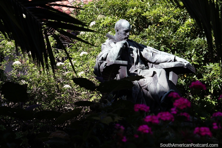 Rufino Jose Cuervo (1844-1911), escritor, sua estátua nos jardins de Bogotá. (720x480px). Colômbia, América do Sul.
