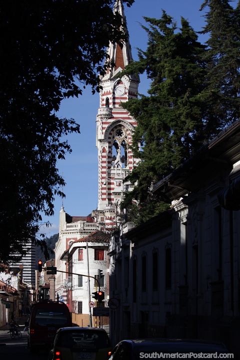 Campanario muy alto con torre de reloj del Santuario del Carmen cerca de la Plaza Bolívar en Bogotá. (480x720px). Colombia, Sudamerica.