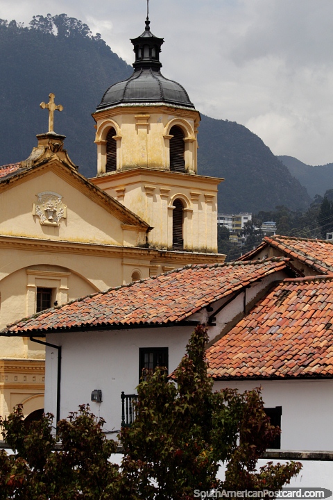 Hermosa vista en Bogotá de la Iglesia La Candelaria y techos de tejas rojas. (480x720px). Colombia, Sudamerica.