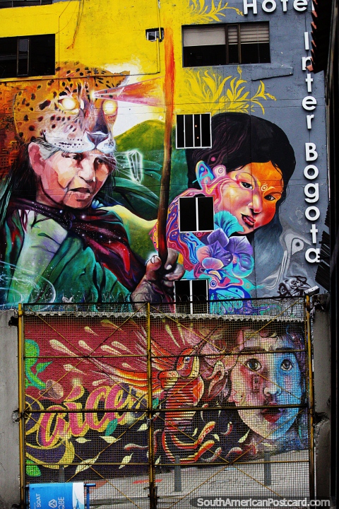 2 personagens fantasiados, enorme mural na lateral de um hotel em Bogotá. (480x720px). Colômbia, América do Sul.