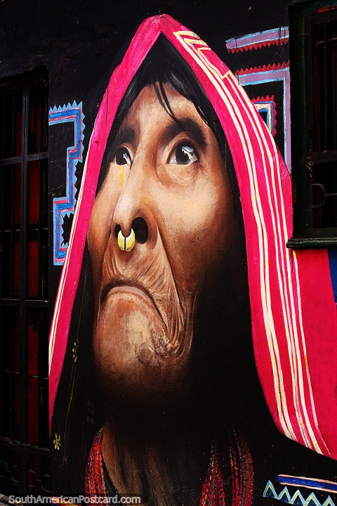 Mulher idosa com piercing no nariz e touca rosa, arte de rua em La Candelaria, Bogot. (480x720px). Colmbia, Amrica do Sul.