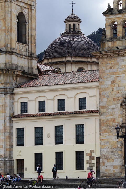 Cpula da catedral e edifcios na Plaza Bolivar em Bogot. (480x720px). Colmbia, Amrica do Sul.
