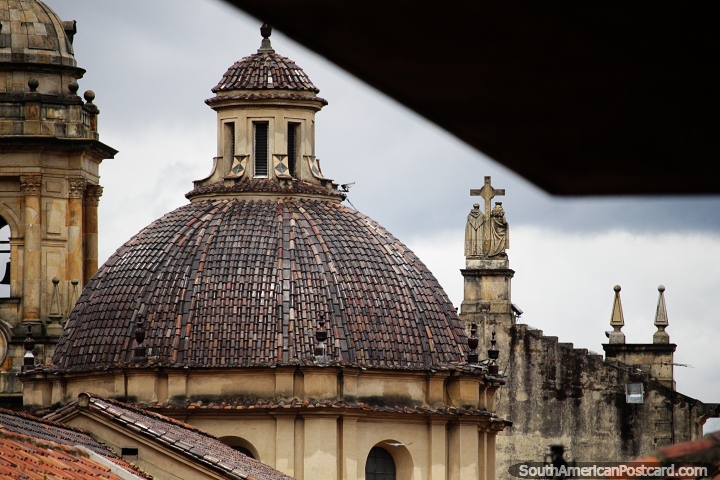 Cpula e fachada da catedral de Bogot por trs e subindo a rua. (720x480px). Colmbia, Amrica do Sul.
