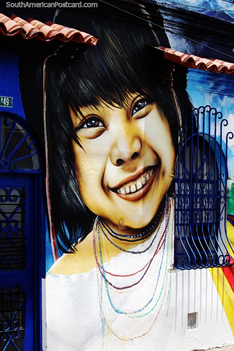 Jovem sorridente e feliz, fantstico mural de rua de Carlos Trilleras em Bogot. (480x720px). Colmbia, Amrica do Sul.