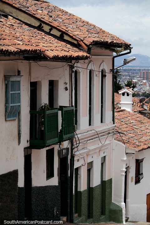 Casas em La Candelaria em Bogot onde as ruas tm carter e interesse. (480x720px). Colmbia, Amrica do Sul.
