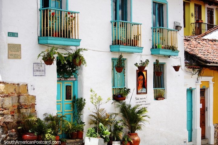 Casa con fachada muy decorada con plantas, cuadro y balcones, La Candelaria, Bogot. (720x480px). Colombia, Sudamerica.