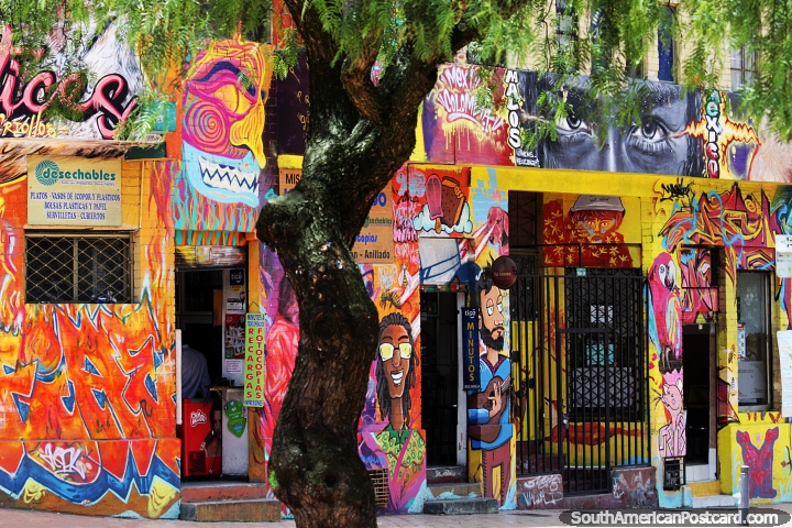 Fachada da loja com uma fachada frontal muito atraente pintada com muitos personagens e rostos em Bogot. (720x480px). Colmbia, Amrica do Sul.
