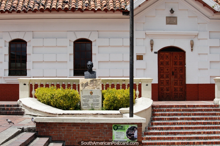 Edificios en Plaza Central en Paipa, alrededor de la iglesia y edificios gubernamentales. (720x480px). Colombia, Sudamerica.