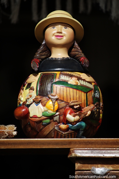 Urna con una mujer y decorada con pequeas figuras, tienda de arte en Paipa. (480x720px). Colombia, Sudamerica.